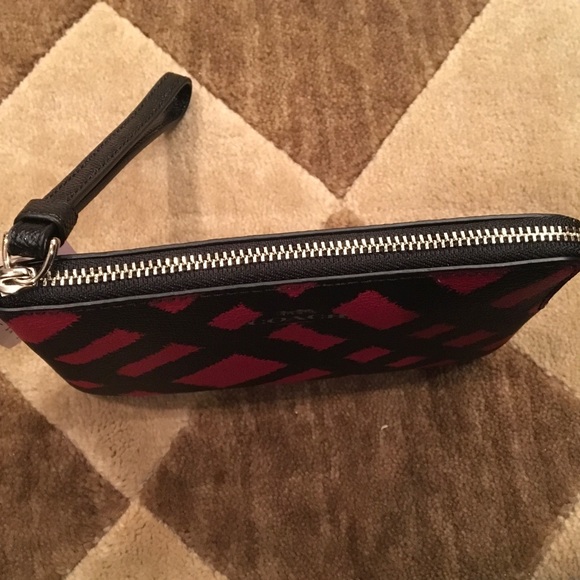 ❤️❤️NWT❤️❤️Authentic COACH Red & Black wristlet - Picture 3 of 7